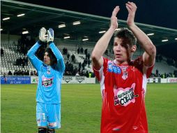 Mostefa y Ochoa agradecen a la afición en la victoria 2-1. AFP  /