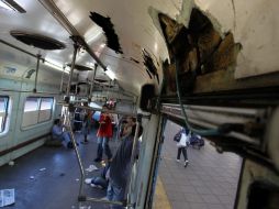 Vista del interior de un tren de la línea General Sarmiento en la estación de trenes Once de Buenos Aires. EFE  /