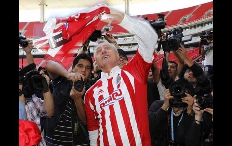 El holandés, enfundado en la camiseta rojiblanca, se acercó a la tribuna para saludar y firmar autógrafos a los aficionados. EFE  /