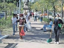 Integrantes de la brigada ciudadana limpian el camellón de la Avenida Aurelio Ortega, en Zapopan.  /
