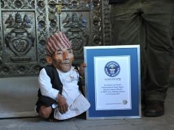 Chandra Bahadur Dangi posa junto a su reconocimiento. AFP  /