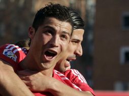 Cristiano Ronaldo y Sami Khedira celebran el gol con el que el Real Madrid vence al Rayo Vallecano. REUTERS  /