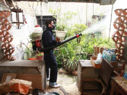 La Dirección de Aseo Público capacita a ciudadanos sobre cuidados en caso de tener familiar con dengue.  /