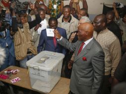 Wade vota para elegir al próximo presidente. EFE  /