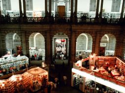 El escritor presentó en 2011 un compendio de su obra poética en la Feria Internacional del Libro del Palacio de Minería. ARCHIVO  /