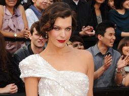 Jojovich, quien abrirá uno de los sobres, llevaba un rutilante vestido plateado de Elie Saab. AFP  /