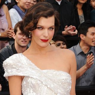 Milla Jovovich 'enciende la luz' en la alfombra roja de los Oscar