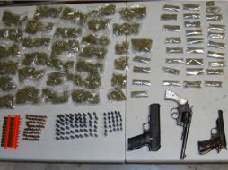 Les aseguraron 73 envoltorios con mariguana, 37 dosis de crystal, tres pistolas y 220 balas de diferentes calibres.  /