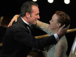 Dujardin es felicitado por Berenice Bejo. AP  /