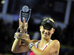 La tenista húngara Timea Babos posa con el trofeo de campeona del Abierto de Tenis de Monterrey. EFE  /