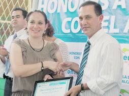 Martha Rivera recibió el reconocimiento del alcalde Fernando Larrázabal, por calmar a los niños durante una balacera. EL UNIVERSAL  /