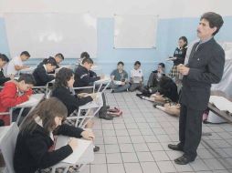 Uno de cada 10 maestros de secundaria tiene conocimientos acreditados por exámenes oficiales.  /
