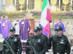 El cardenal Norberto Rivera Carrera (i) le rinde honores al Lábaro Patrio después de la misa en la Catedral Metropolitana. NTX  /