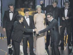 El elenco de ''El artista'' celebra la entrega de la estatuilla del Oscar que reconoció a esta cinta como la Mejor de la premiación. AP  /