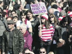 Otra vez, las redes sociales fueron el medio con el cual los españoles inconformes organizaron la reciente protesta. AP  /