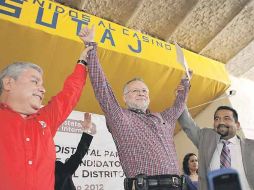 Los priistas alzaron ayer los brazos al ex rector de la UdeG, Trinidad Padilla.  /