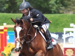 Los jinetes y sus caballos hicieron gala de sus habilidades en el Festival de Hípica 2012.  /