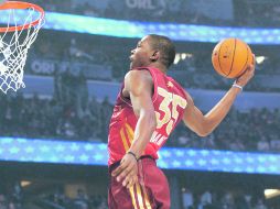 El jugador de la Conferencia del Oeste, Kevin Durant, realiza una clavada durante el Juego de Estrellas. AFP  /