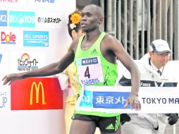 Michel Kipyego obtiene la victoria al ganar el Maratón de Tokio con un tiempo de dos horas, siete minutos y 37 segundos. EFE  /