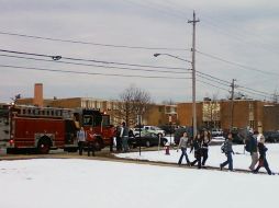Los policías evacuan a la gente de la escuela secundaria de la ciudad de Chardon. AP  /
