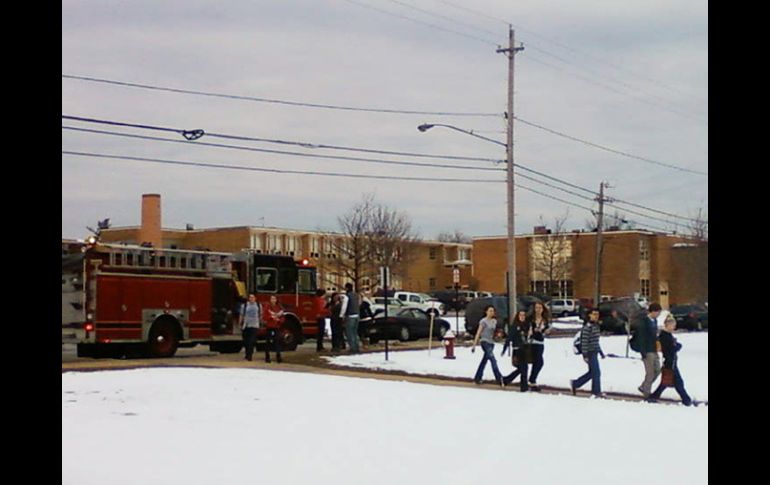 Los policías evacuan a la gente de la escuela secundaria de la ciudad de Chardon. AP  /