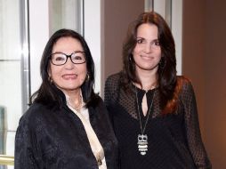 La cantante griega Nana Mouskouri, acompañada de su hija Helen. EFE  /