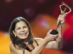 La productora Rosy Ocampo recibió el premio Ernesto Alonso a la Mejor Telenovela, por su producción La Fuerza del destino. NOTIMEX  /