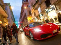 Una prueba de manejo demostró que los conductores de vehículos Porsche o Ferrari adelantaban al cruce de otros vehículos o peatones. AP  /