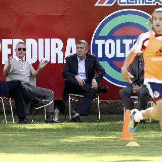 Vergara observa entrenamiento con Cruyff