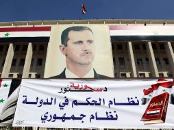 Un gran cartel con la imagen del presidente sirio Bashar al-Assad, colocado para una protesta. EFE  /