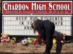 Una estudiante deja un oso de peluche en un altar en memoria de sus compañeros fallecidos. La localidad suspendió las clases. REUTERS  /