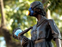 Las máscaras y tapabocas en las esculturas duraron poco tiempo ya que que autoridades tapatías acudieron a retirarlos.  /