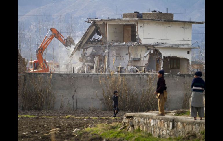 La casa donde Osama Bin Laden fue capturado y asesinado está siendo demolida. AP  /