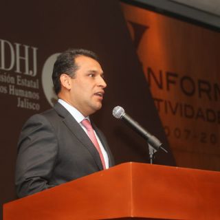 Álvarez Cibrián rinde informe en medio de protestas