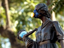 Activistas colocaron máscaras y tapabocas en esculturas de la Rotonda de los Jaliscienses Ilustres en forma de protesta.  /