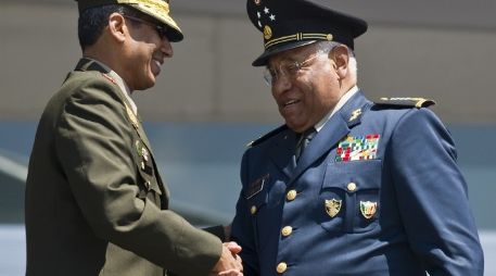 El general Guillermo Gálvan Gálvan con el general peruano Víctor Ripalda durante la conferencia de Ejércitos Americanos. AFP  /