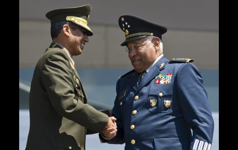 El general Guillermo Gálvan Gálvan con el general peruano Víctor Ripalda durante la conferencia de Ejércitos Americanos. AFP  /