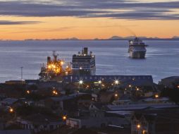 Dos cruceros ingleses tuvieron parar en Chile, luego de que autoridades argentinas negaran su recalada en Ushuaia. AP  /