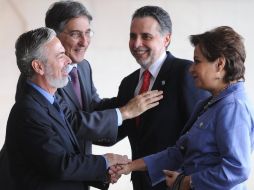 El canciller (i) y el ministro de desarrollo (2i) de Brasil reciben a los mexicanos Bruno Ferrari y Patricia Espinosa. EFE  /