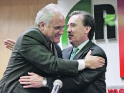 Emilio Gamboa Patrón (derecha) saluda a Juan Ignacio Torres Landa durate la conferencia de prensa en la que le brindó su respaldo. NTX  /