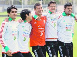 Alan Pulido, Jorge “Chatón” Enríquez, Diego Reyes y Néstor Araujo bromean al finalizar la práctica. MEXSPORT  /
