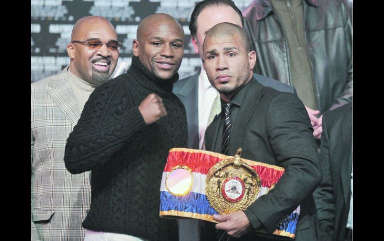Floyd Mayweather Jr. y Miguel Ángel Cotto se encontraron por segunda ocasión,  ahora fue durante una rueda de prensa. AFP  /