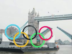 Gigantescos Aros Olímpicos pasan por debajo del Puente de Londres, en desfile que hicieron por el Río Támesis. REUTERS  /