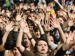 Los estudiantes gritan consignas durante la protesta contra el recorte de gastos en la educación pública en Barcelona. REUTERS  /