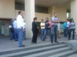 Un grupo de representantes de los quejoso entró a dialogar con personas de la Secretaría.  /