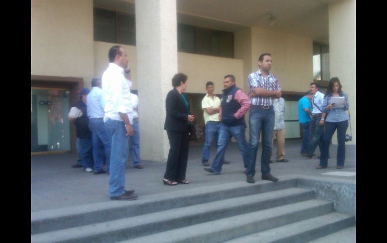 Un grupo de representantes de los quejoso entró a dialogar con personas de la Secretaría.  /