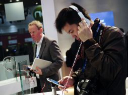 Un hombre escucha a través de un smartphone. AFP  /