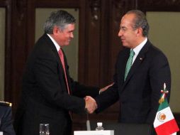 El Presidente Calderón y Leonardo Valdés, titular del IFE, firmaron un un protocolo de seguridad para la elección federal. EL UNIVERSAL  /