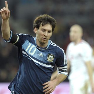 Messi anota un 'hat trick' con la albiceleste