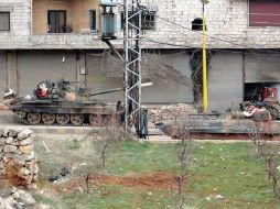 Un tanque sirio en una calle en el extrarradio de Damasco. las fuerzas gubernamentales tenían previsto lanzar un nuevo ataque. EFE  /
